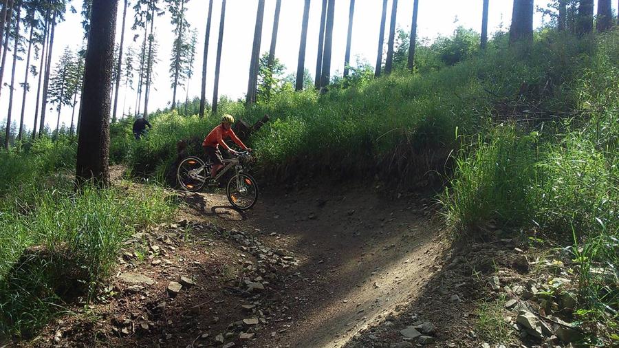 Singletrails Bílá