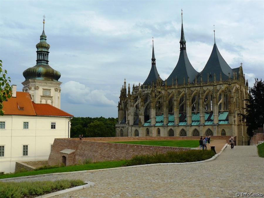 Chrám svaté Barbory a vedle Jezuitská kolej