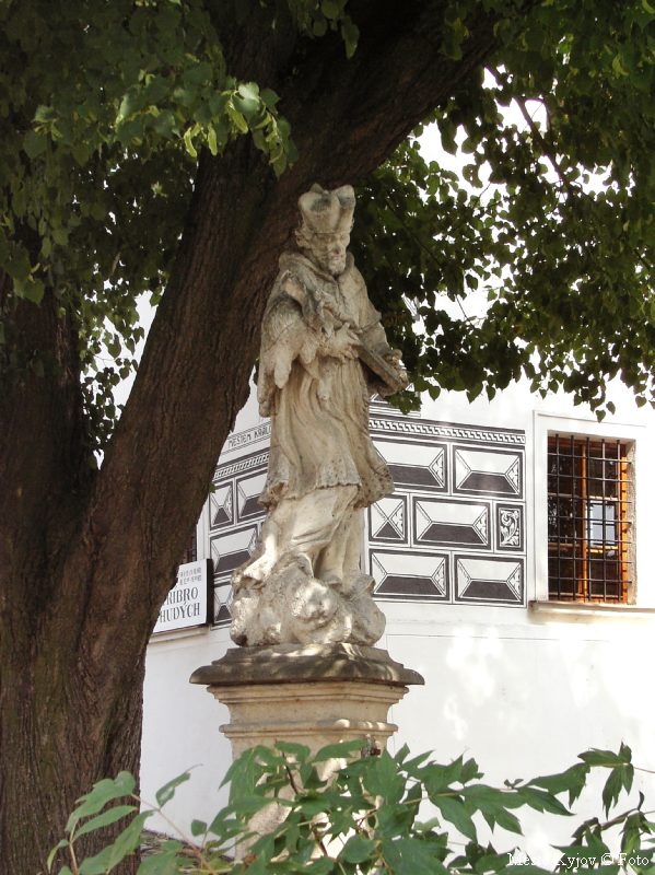 Socha sv. Jana Nepomuckho u Vlastivdnho muzea 